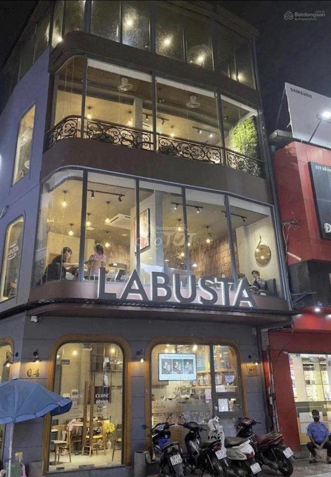 Bán nhà góc 3 mặt tiền đào duy anh diện tích 10x30m kết cấu 4 tầng nhà đang cho thuê giá bán 65 tỷ