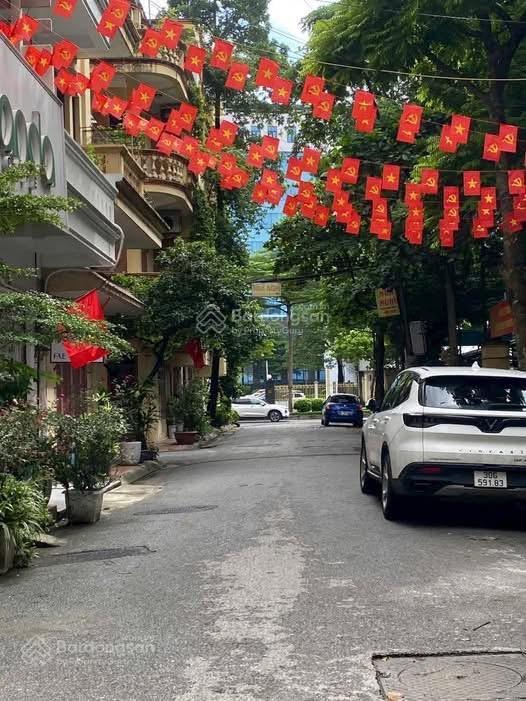 Tòa nhà building siêu đẹp phố lạc long quân 118m2  10 tầng  ôtô tránh vỉa hè kd dòng tiền 2tỷ/năm