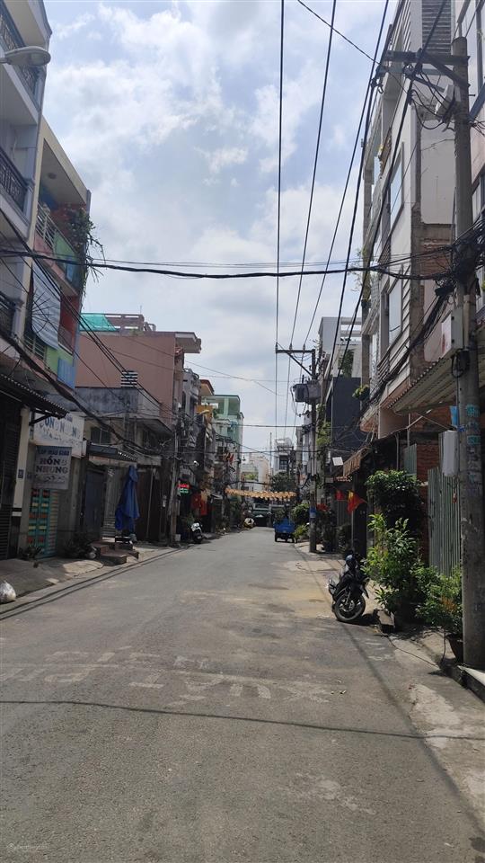 ** nhà khu vip 180/ lạc long quân p10q11 . diện tích [ 4 x 16m ] cn 64m2 . khu hiếm nhà bán **