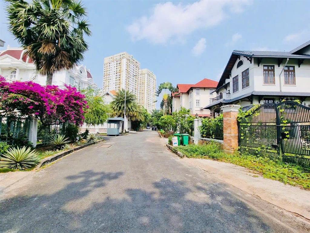 Khu compound nguyễn văn hưởng ,thảo điền ( 12x25 cn 300 m2 gía 84 tỷ )