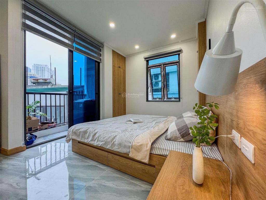Mới trống lại căn hộ dịch vụ nằm trên đường ung văn khiêm, đi bộ sang uth, hầm xe rộng rãi