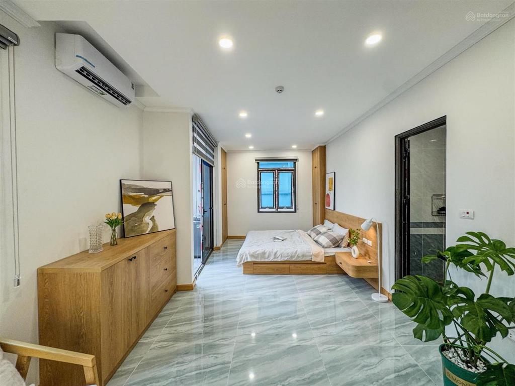 Mới trống lại căn hộ dịch vụ nằm trên đường ung văn khiêm, đi bộ sang uth, hầm xe rộng rãi
