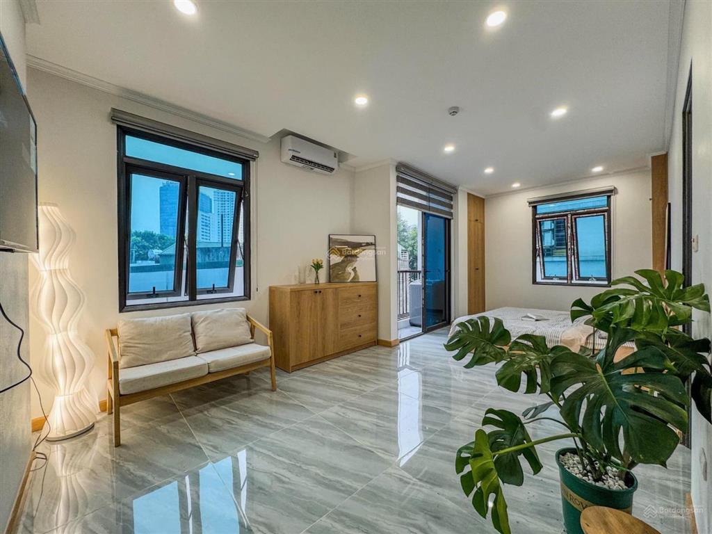 Mới trống lại căn hộ dịch vụ nằm trên đường ung văn khiêm, đi bộ sang uth, hầm xe rộng rãi
