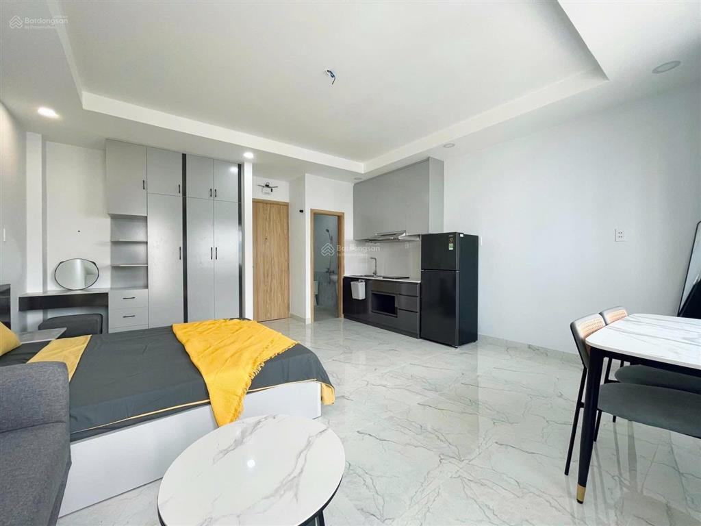 Khách nhượng studio ban công lớn view landmark  máy giặt riêng  ít chi phí