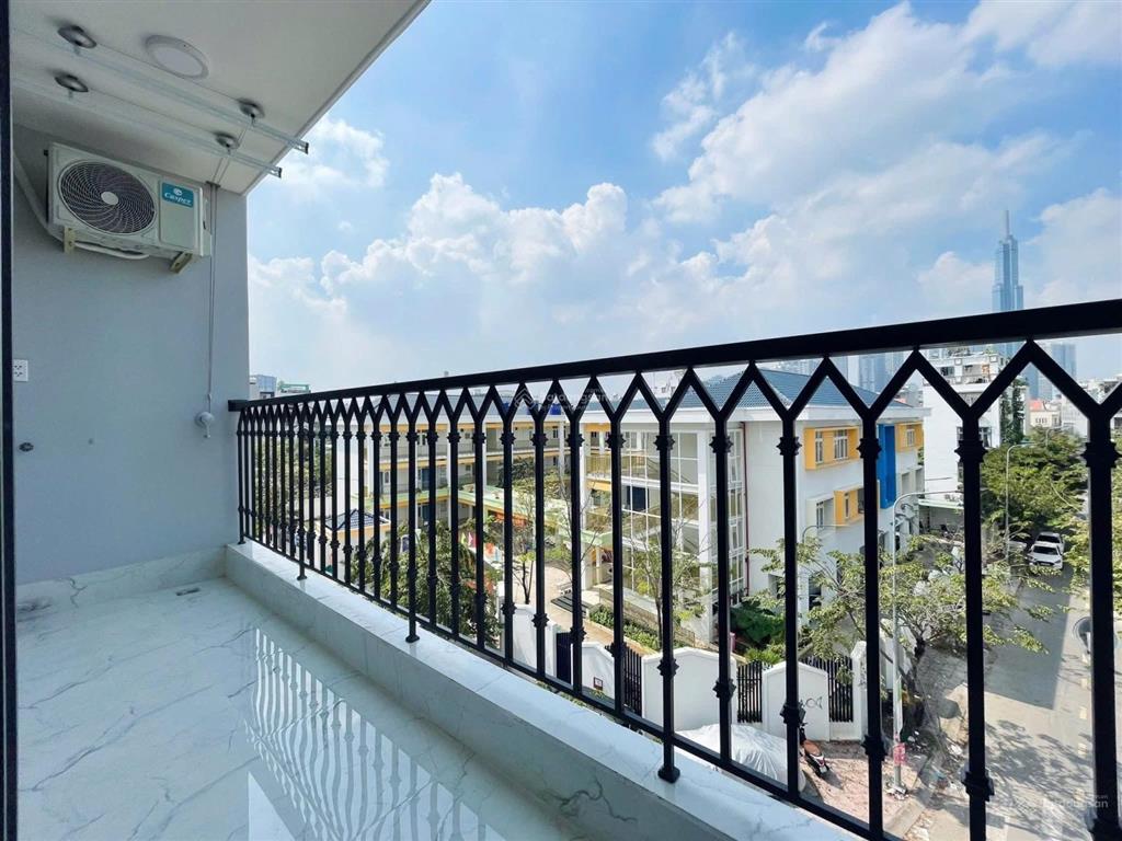Khách nhượng studio ban công lớn view landmark  máy giặt riêng  ít chi phí