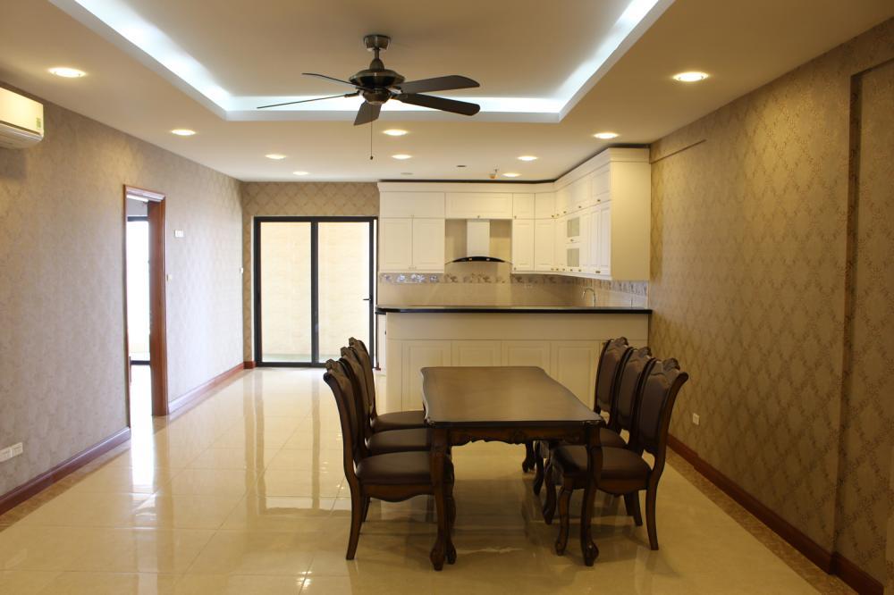 Cần bán gấp căn hộ chính chủ d2 giảng võ. diện tích 122m2, căn góc đẹp, ban công đông nam