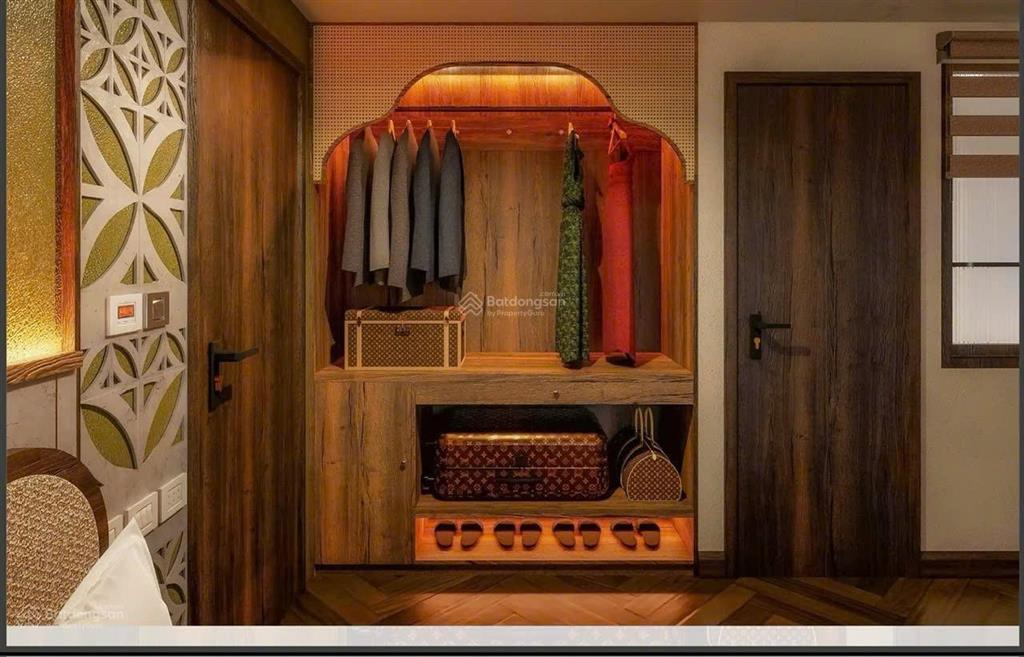 Cho thuê khách sạn mới siêu vị trí phố cổ cách hồ gươm 200m  diện tích 200m2 6 tầng + hầm