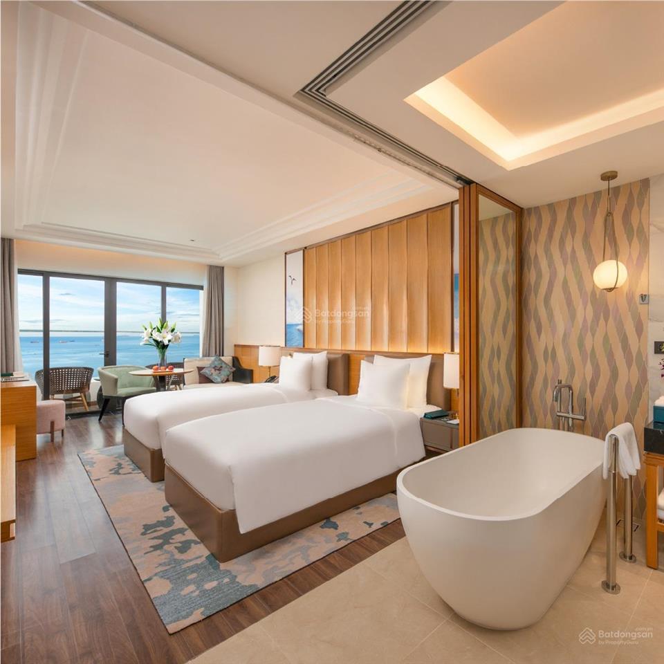 Cho thuê khách sạn mới siêu vị trí phố cổ cách hồ gươm 200m  diện tích 200m2 6 tầng + hầm