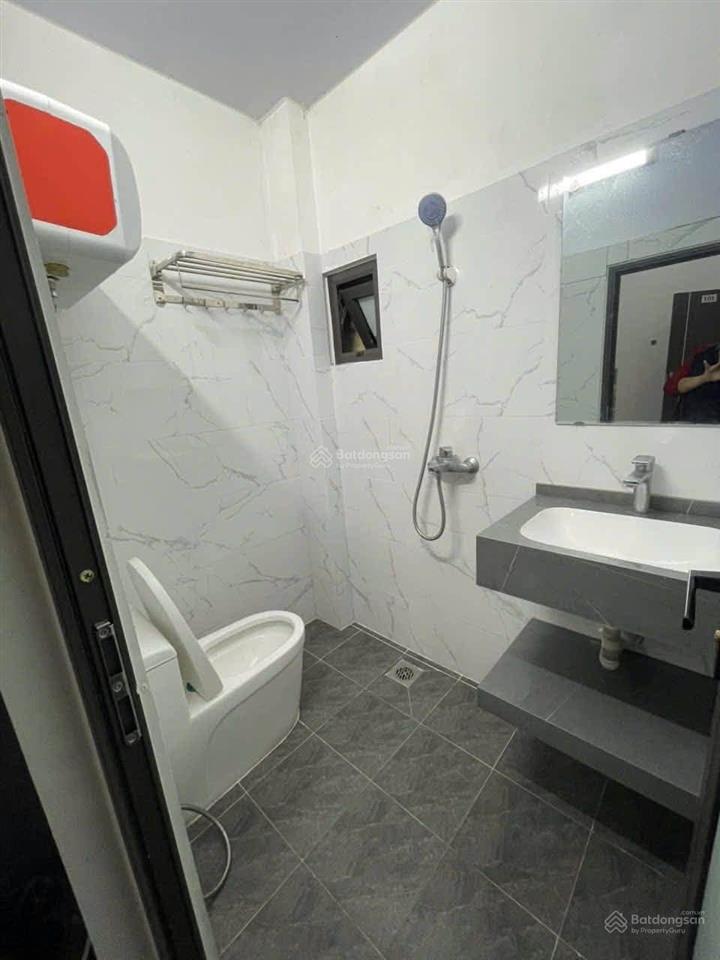 Cho thuê ccmn ái mộ  long biên 40m x 1,5t  ô tô đỗ cổng  full nội thất  giá 5,5 triệu.