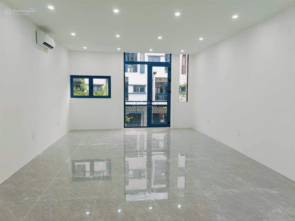 Cho thuê nhà kđt galaxy tố hữu. dt 90m2, 6 tầng thang máy