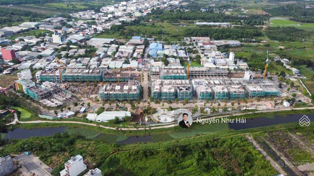 Bán villa bt1.3  220m2 ngang 10m the meadow bình chánh chỉ 1 căn chỉ 18 tỷ.  pkd 0931 280 ***