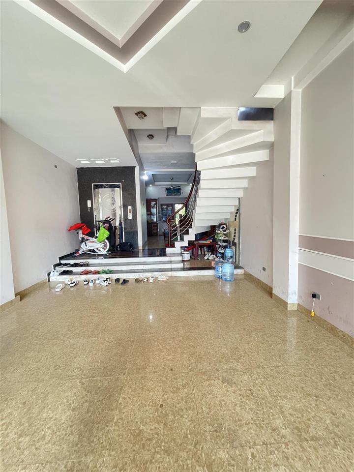 Mặt phố lê hữu tựu , kinh doanh vỉa hè, oto tránh mt 5,2m . sẵn nhà 3 tầng thang máy