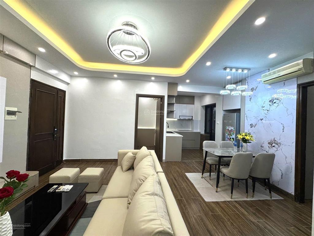 Cần bán nhanh căn hộ 3+1pn  3vs, dt 202m2 giá 9,2tỷ, view hồ rất đẹp, full nội thất,  0988 922 ***