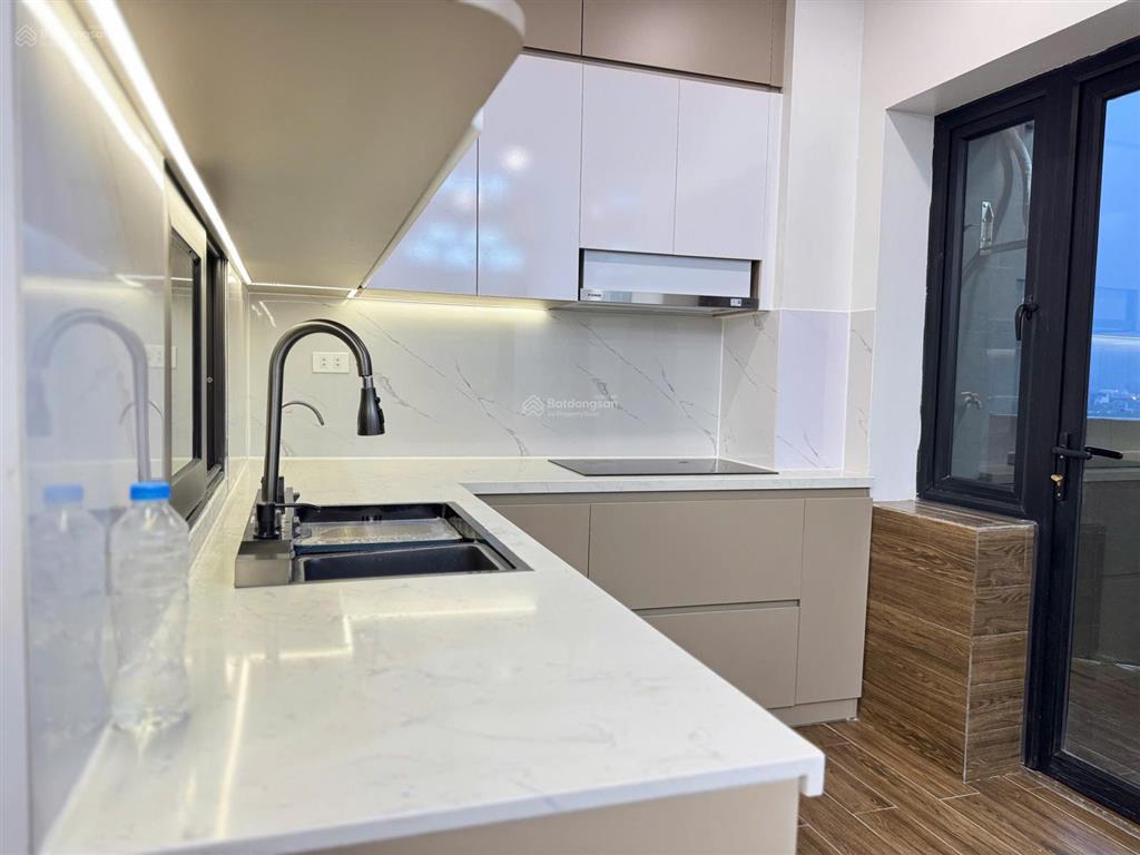 Cần bán nhanh căn hộ 3+1pn  3vs, dt 202m2 giá 9,2tỷ, view hồ rất đẹp, full nội thất,  0988 922 ***
