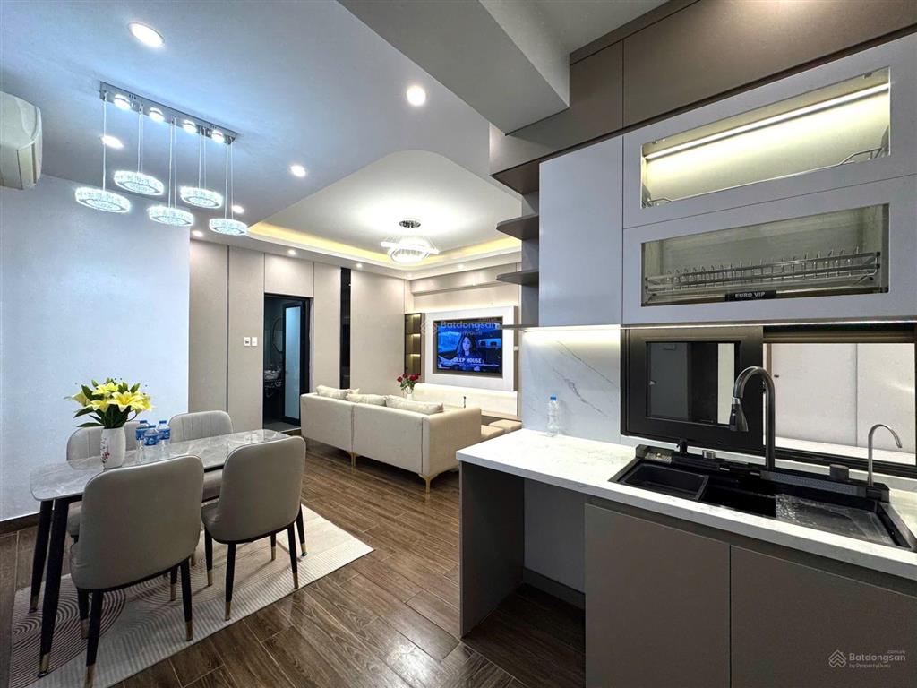 Cần bán nhanh căn hộ 3+1pn  3vs, dt 202m2 giá 9,2tỷ, view hồ rất đẹp, full nội thất,  0988 922 ***