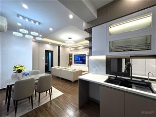 Cần bán nhanh căn hộ 2pn  2vs, dt 176m2 giá 8,8tỷ, view hồ rất đẹp, full nội thất,  0988 922 ***