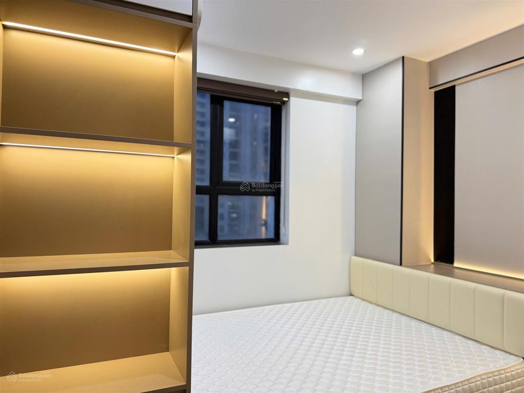 Cần bán nhanh căn hộ 3+1pn  3vs, dt 202m2 giá 9,2tỷ, view hồ rất đẹp, full nội thất,  0988 922 ***