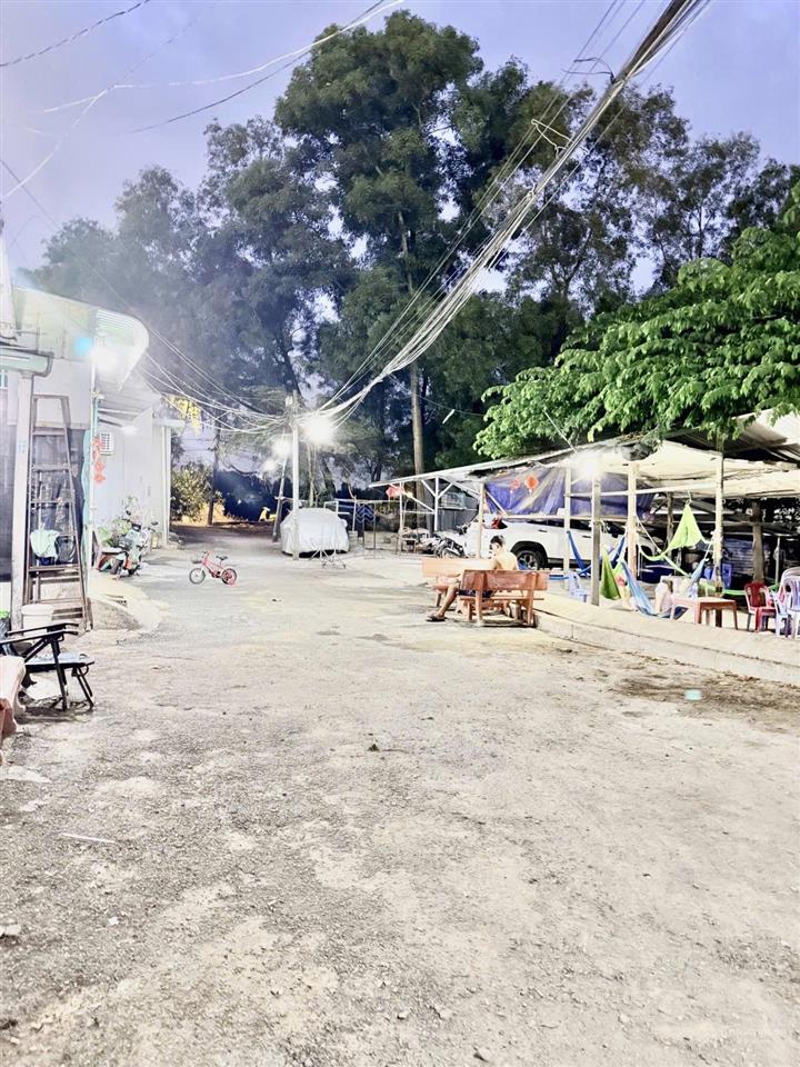 Bán gấp kèo thơm, 97,8m2 odt giá chỉ 2,8 tỷ, nhà 2 tầng, sổ đẹp nở hậu, có 3 phòng ngủ, 2 vệ sinh
