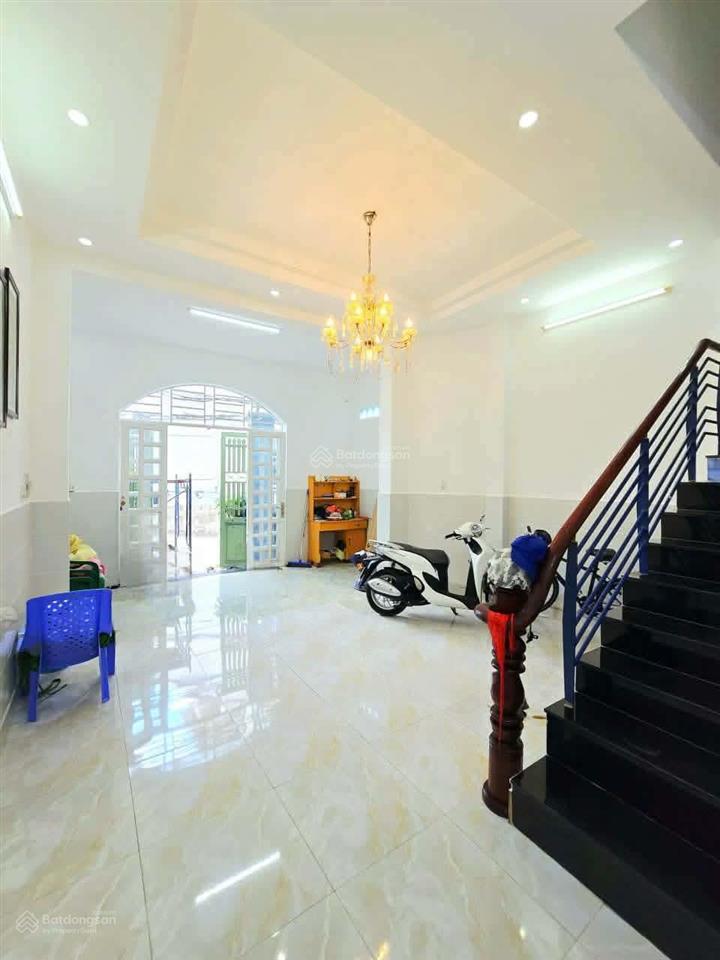 Nhà chính chủ gấp bán, 3 tầng kiên cố tự xây, 2 mặt tiền, dt 63,7m2 chỉ 5,7 tỷ, sổ đẹp hoàn công