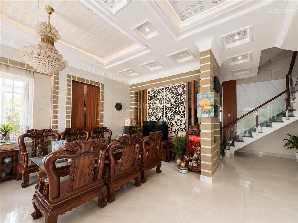 Gấp bán giảm 6 tỷ, biệt thự đẹp nhất q2, 310m2 full thổ, 3 tầng, sổ hoàn công, ngang đẹp 9,2m