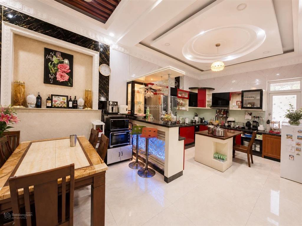 Gấp bán giảm 6 tỷ, biệt thự đẹp nhất q2, 310m2 full thổ, 3 tầng, sổ hoàn công, ngang đẹp 9,2m