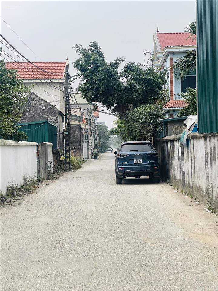 Lô góc. mặt tiền rộng. đường trước nhà thông ô tô tránh nhau. nguyên khê, đa hn.