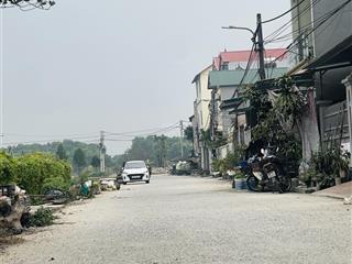 Lô góc. mặt tiền rộng. đường trước nhà thông ô tô tránh nhau. nguyên khê, đa hn.
