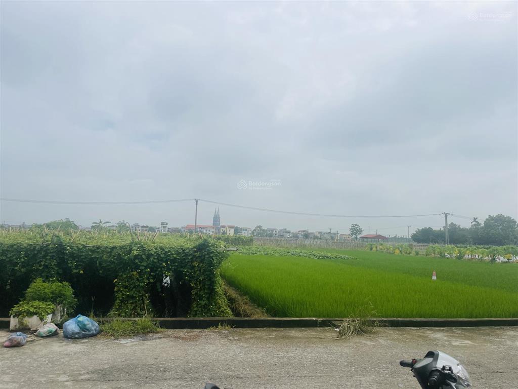 Lô góc. mặt tiền rộng. đường trước nhà thông ô tô tránh nhau. nguyên khê, đa hn.