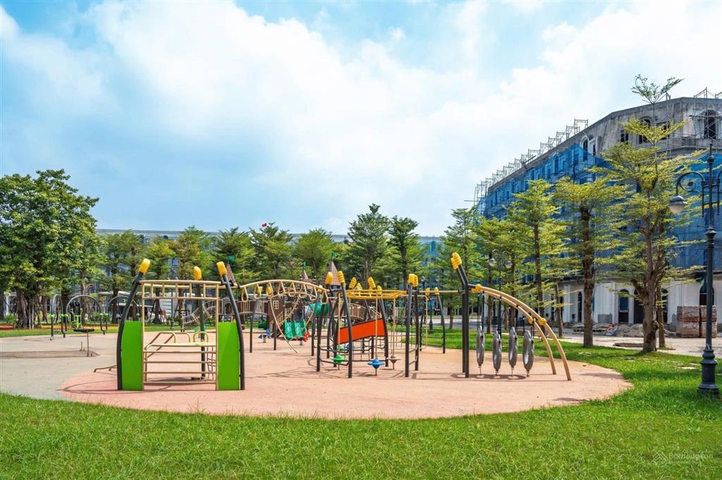 Giảm sốc 10 tỷ, căn góc mặt đường hoàng quốc việt kd, đối diện công viên 8,3ha giá 37.1 tỷ 99,5m2