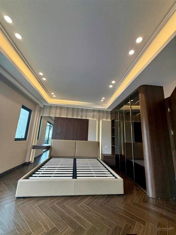 Giảm hẳn 1 tỷ , nhà lô góc ,50m2 6 tầng thang máy, ô tô 7 chỗ vao nhà tại việt hưng long biên