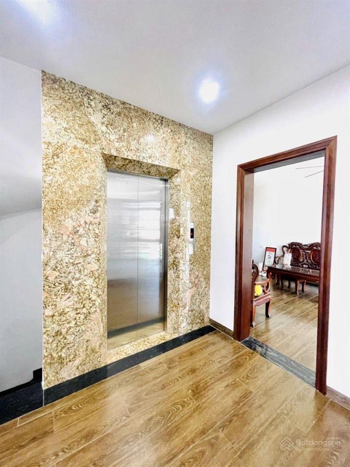 28 tỷ siêu phẩm bồ đề 105m2 , lô góc view hồ , 3 ô tô tránh , kinh doanh 7 tầng thang máy