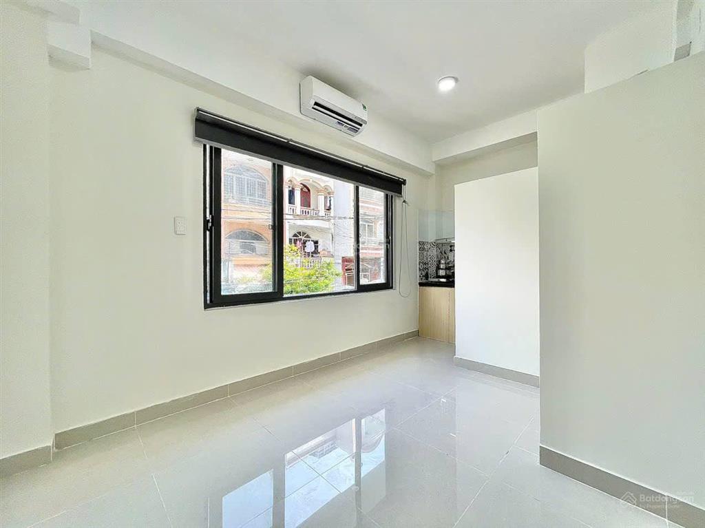 Phòng mới cửa sổ trời thoáng full nội thất giá tốt bùi đình túy gần ngã tư hàng xanh và các đh lớn