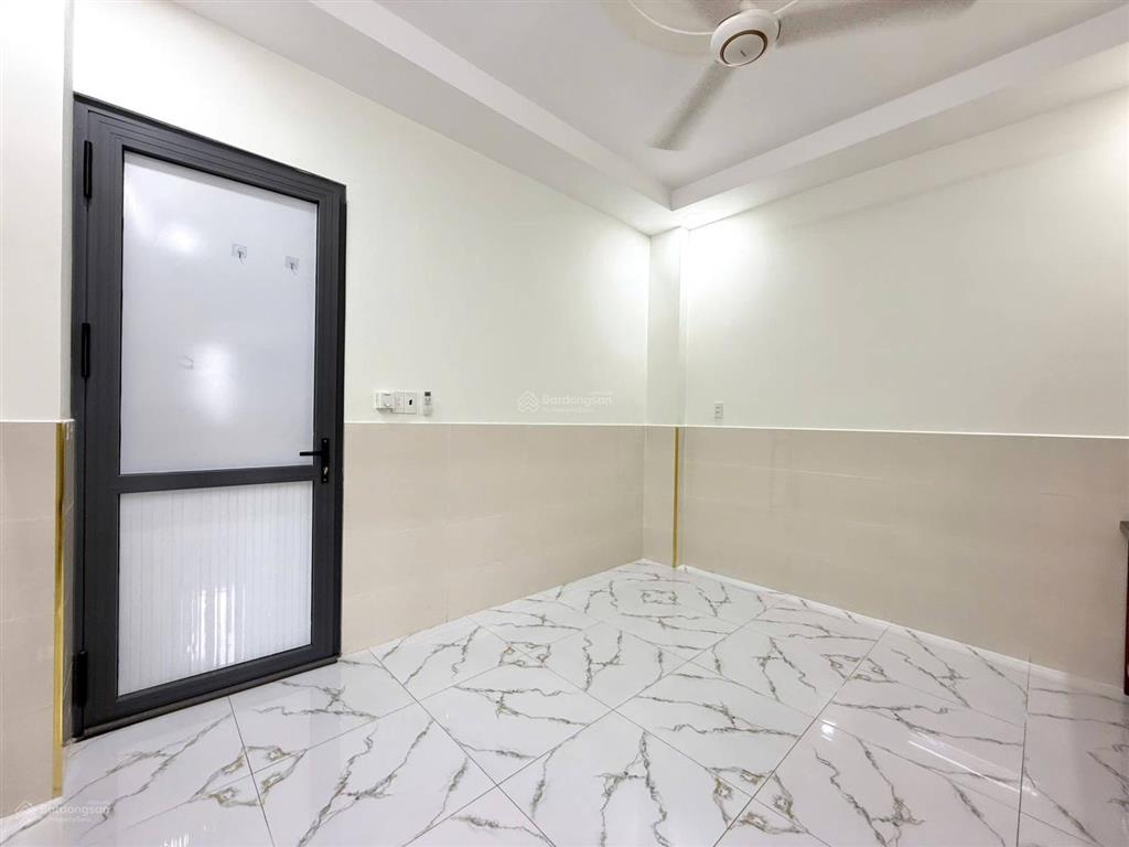 Phòng mới xây 100% full nội thất cửa sổ lớn tại cách mạng tháng 8, gần công viên lê thị riêng