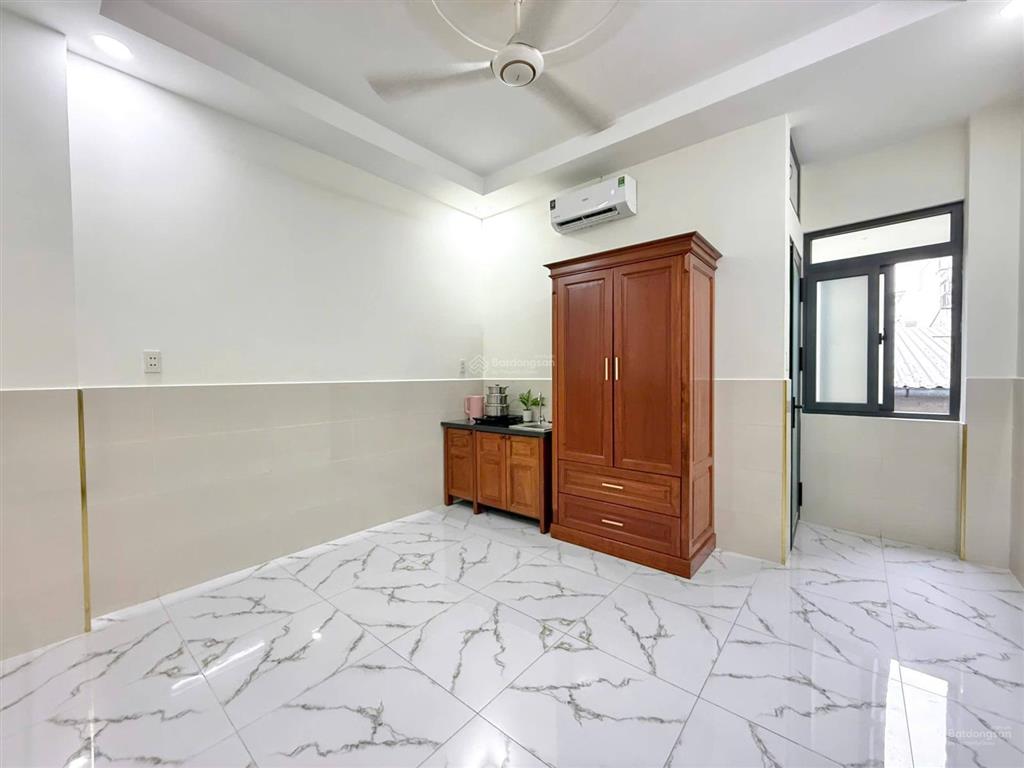 Phòng mới xây 100% full nội thất cửa sổ lớn tại cách mạng tháng 8, gần công viên lê thị riêng