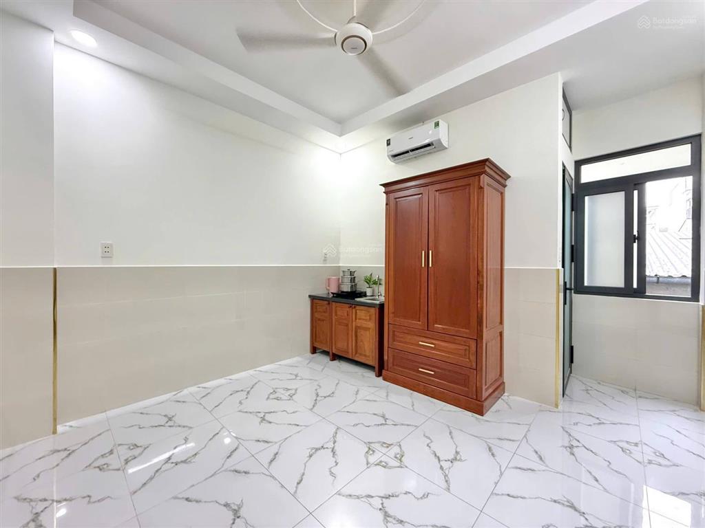 Phòng mới xây 100% full nội thất cửa sổ lớn tại cách mạng tháng 8, gần công viên lê thị riêng