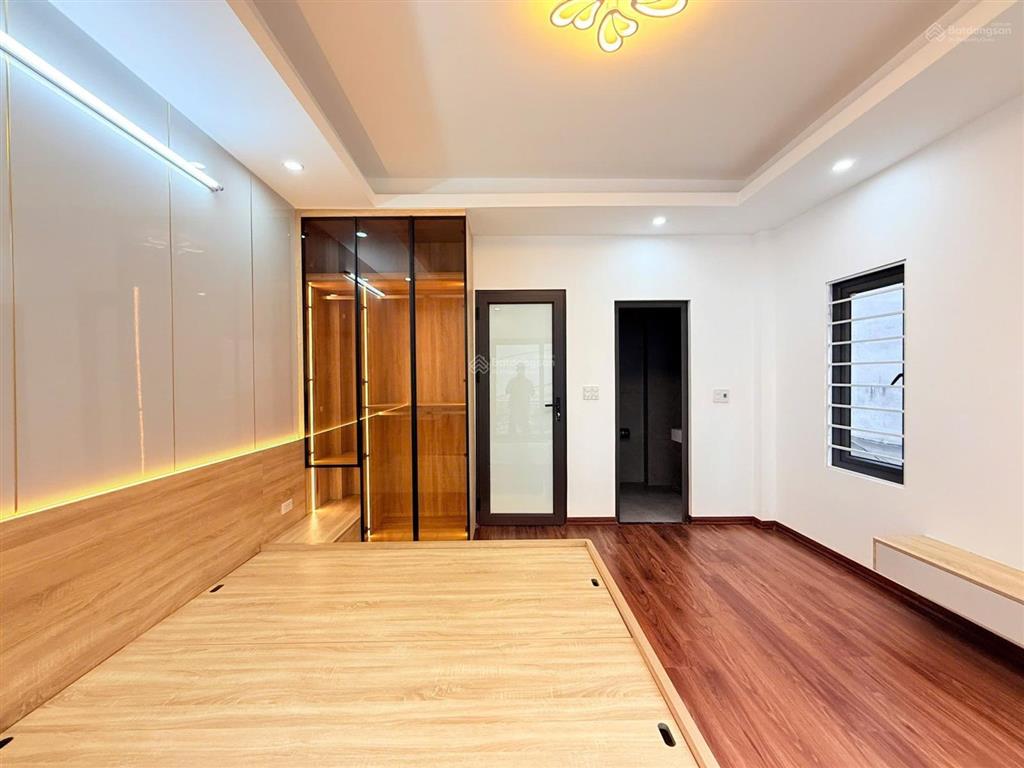 Giám giá bán gấp nhà mặt phố quan nhân, dt 55m2 mặt tiền rộng 4,5m 5 tầng giá nhỉnh 10 tỷ.  09889