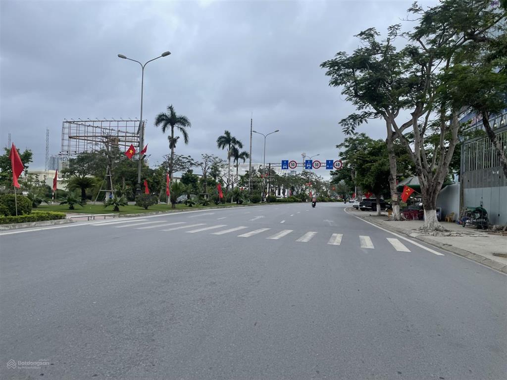 Chuyển nhượng căn nhà 4 tầng mặt đường ql 10 cạnh ngay bờ hồ vĩnh bảo. diện tích 112m2 ngang 6.8m