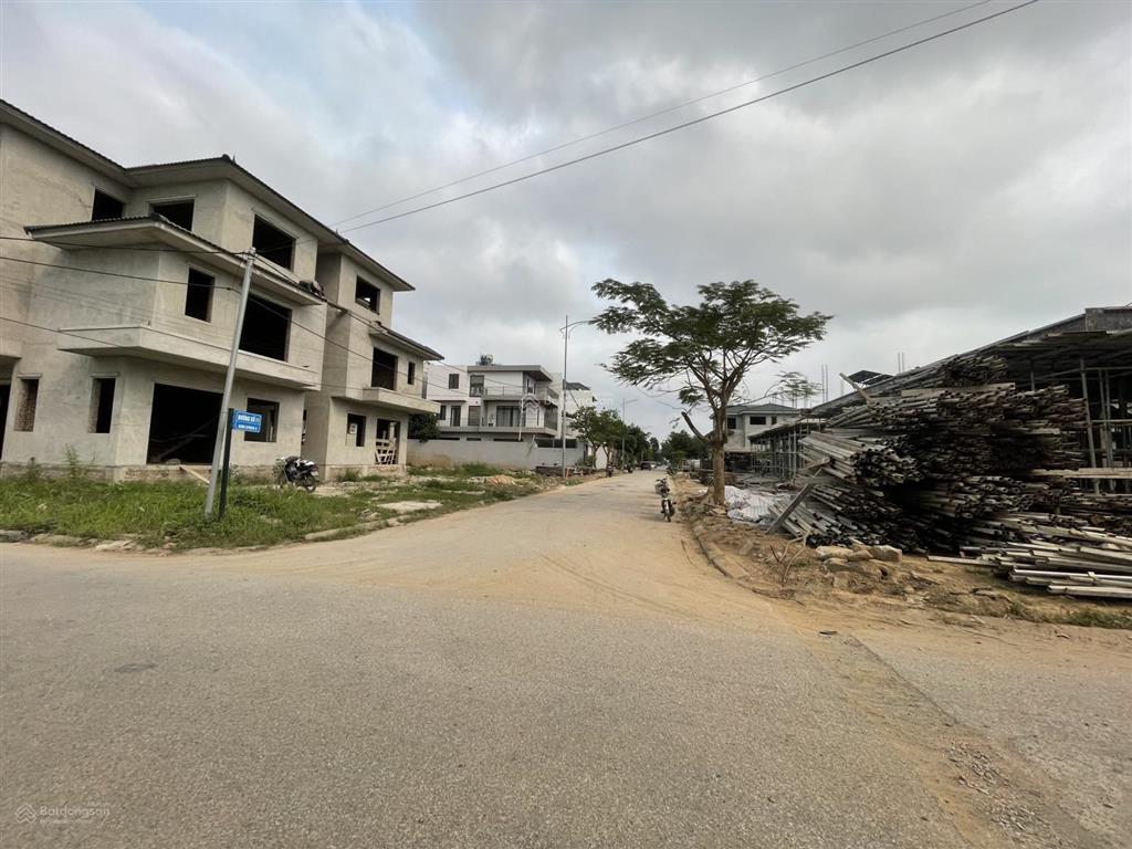 Chuyển nhượng 330m2 đất bt anh dũng 3. đường vỉa hè 12m, hướng tây tứ trạch. giá chỉ nhô 30tr/m2