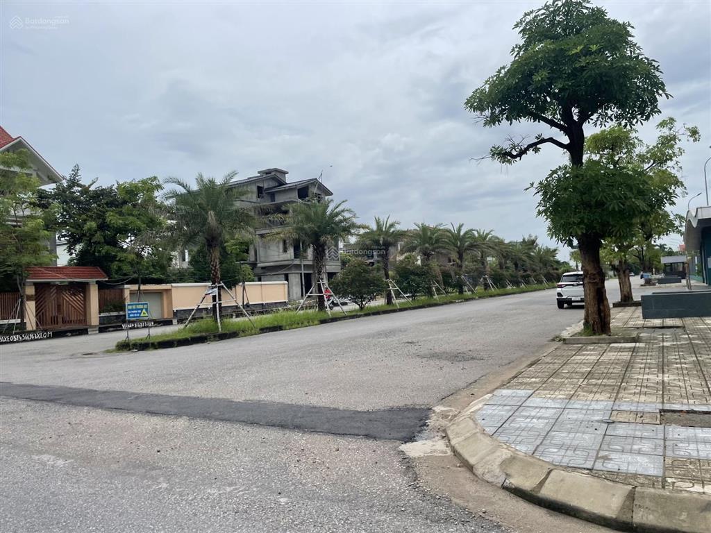 Chuyển nhượng 330m2 đất bt anh dũng 3. đường vỉa hè 12m, hướng tây tứ trạch. giá chỉ nhô 30tr/m2