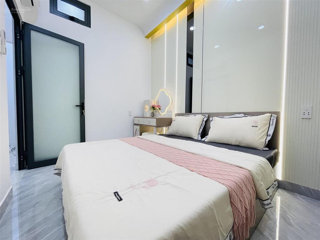 Nhà đẹp mới về vị trí cực đẹp  xe hơi đỗ cửa. 4.xxty