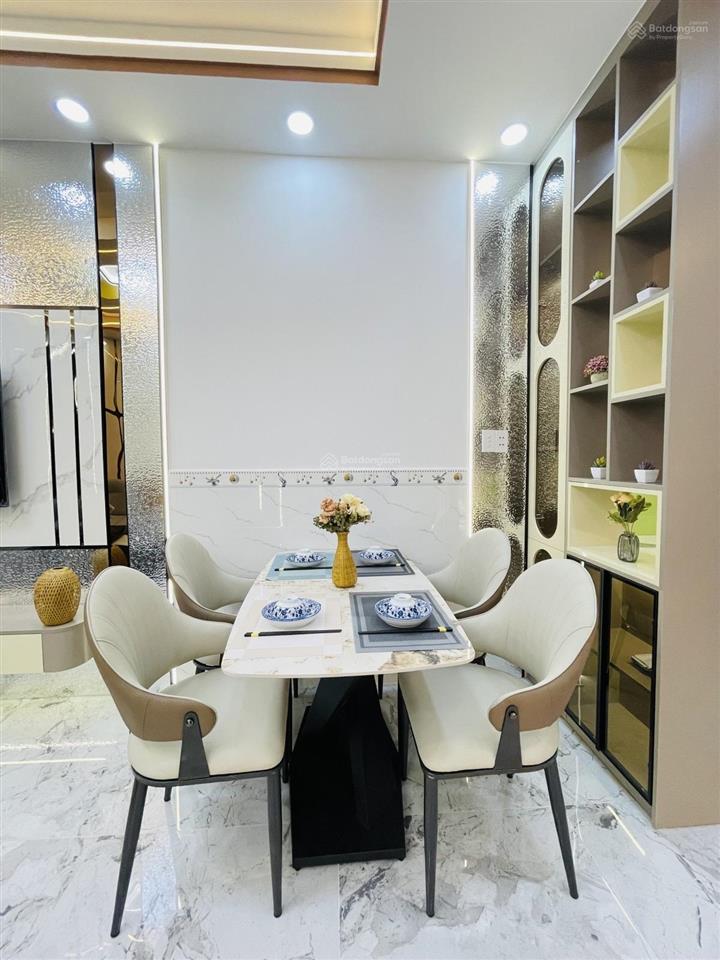 Nhà đẹp mới về vị trí cực đẹp  xe hơi đỗ cửa. 4.xxty