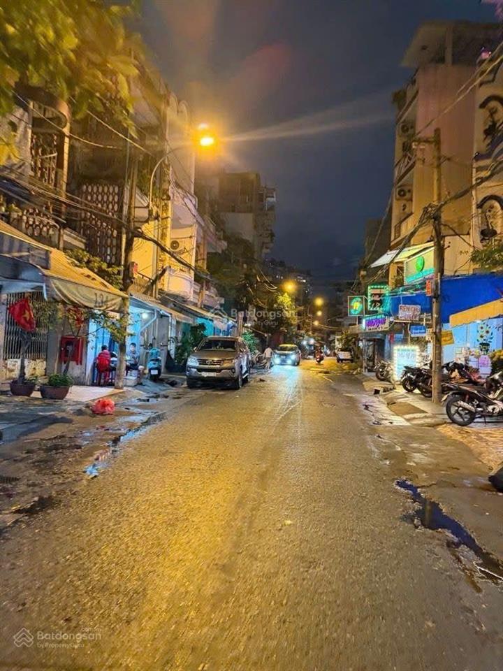 Q11  hxh giáp q10 ngay 3/2  lê đại hành  3 tầng  3pn  sổ vuông đẹp  chủ lâu năm  chỉ 6.x tỷ