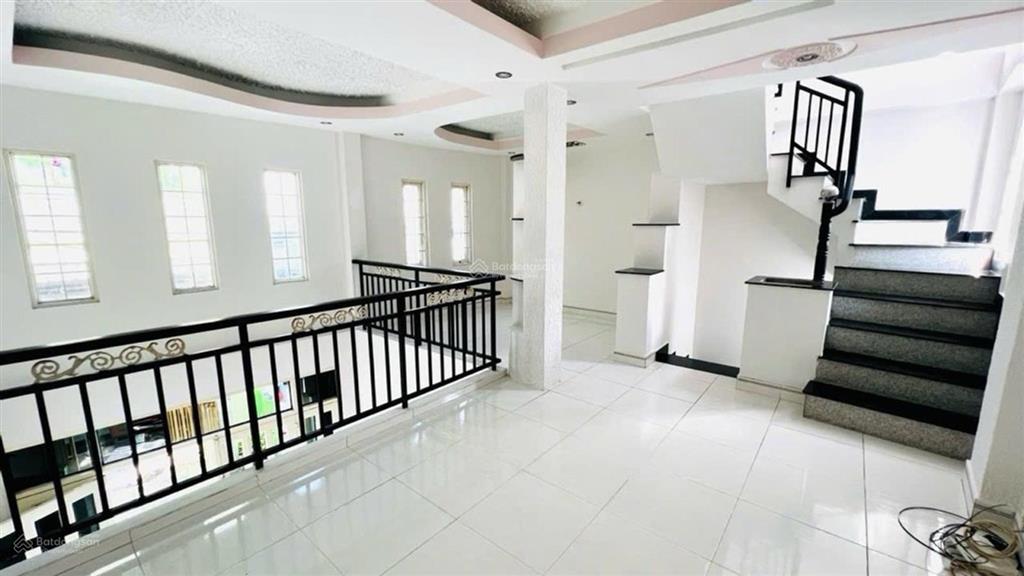 Bán nhà lê trọng tấn tân phú hxh ngang 6m 3 tầng dtsd 95m dòng tiền 10tr/tháng, chỉ 5tỷ còn tl