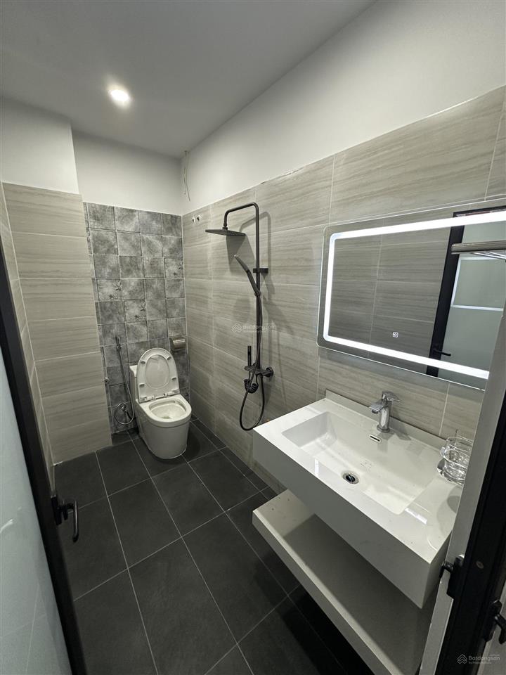 Nhà 4tx42m2 đường ôtô đỗ cửa, thoáng trước sau, 1km ubnd đông la giá 4,29 tỷ  0906 045 ***