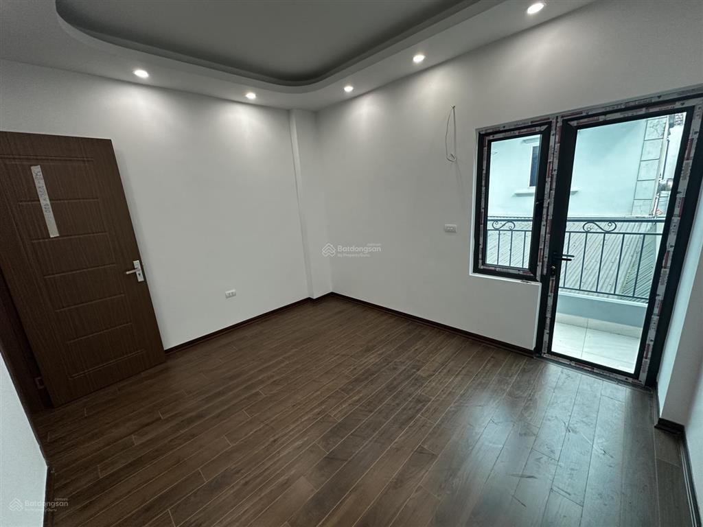 Nhà 4tx42m2 đường ôtô đỗ cửa, thoáng trước sau, 1km ubnd đông la giá 4,29 tỷ  0906 045 ***