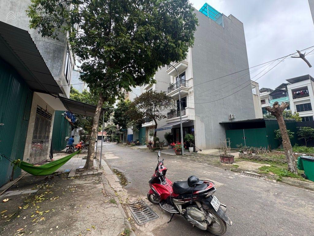 Bán đất dịch vụ dương nội 50m2, mặt tiền 5m giá 10.x tỷ. chủ ngộp bank cần bán gấp