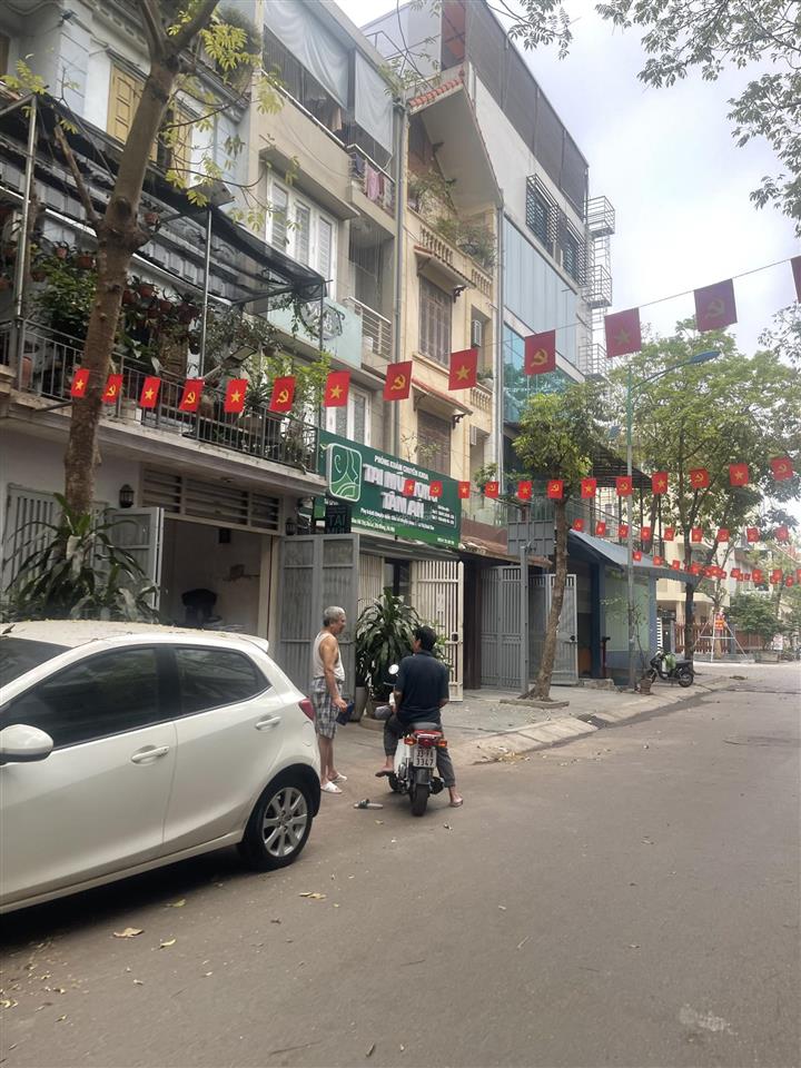 Gấp .. anh hoà cần tiền bán gấp nhà khi dv xa la 65m2 , 4 tầng giá 14 tỷ ( rẻ nhất khu vực )