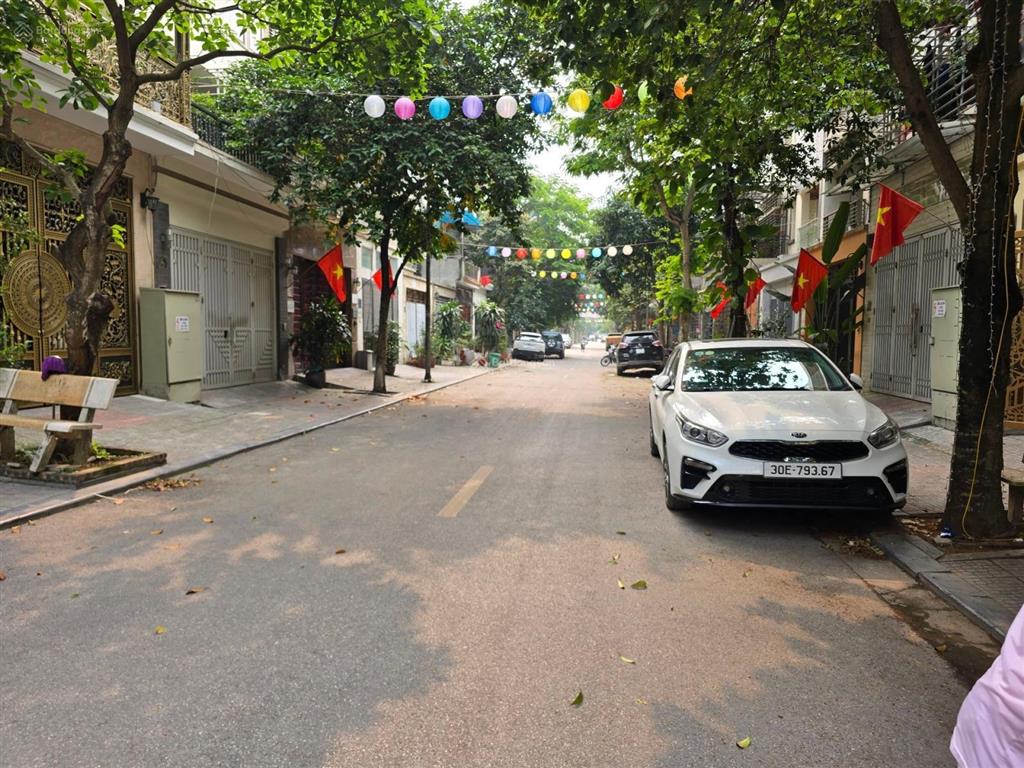 Gấp .. anh hoà cần tiền bán gấp nhà khi dv xa la 65m2 , 4 tầng giá 14 tỷ ( rẻ nhất khu vực )