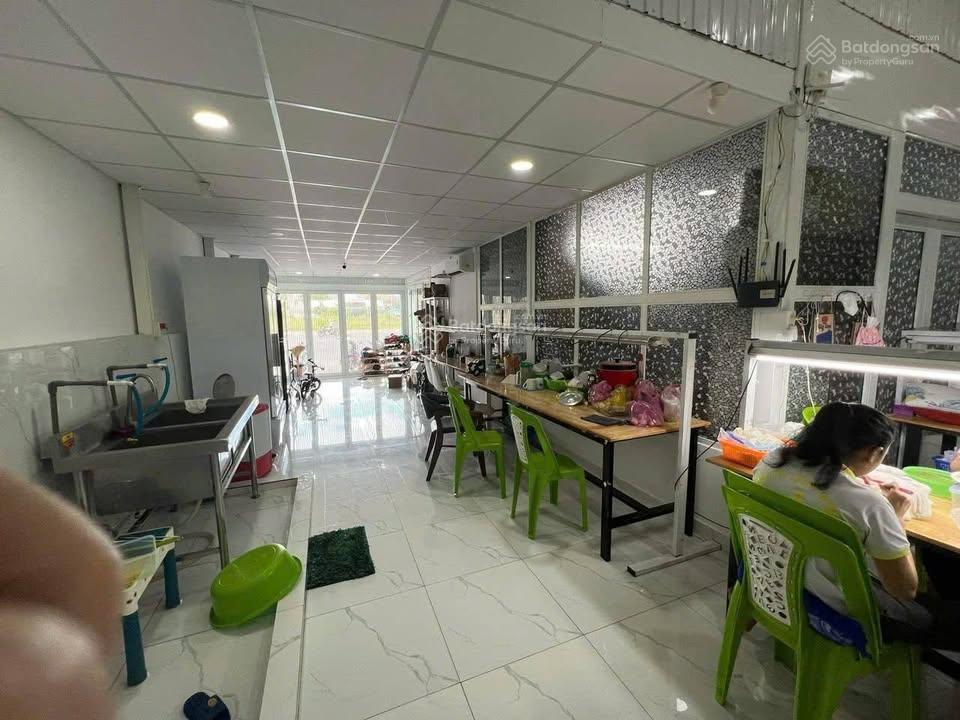 Chủ ngộp bán gấp nhà 10x20m, 200m2 giá 720 triệu ngay chợ an phú tây cho thuê 24 triệu/tháng