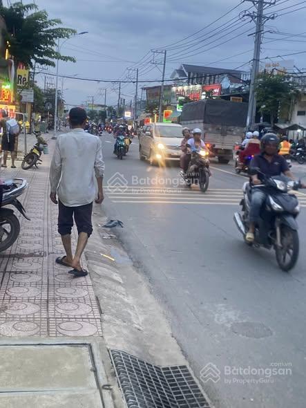 Bán nhà mặt tiền chợ hưng long 10x22m 1 trệt 1 lầu cho thuê 22 triệu/tháng